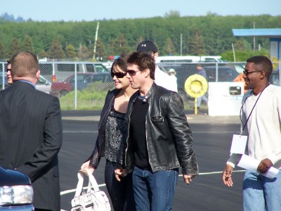 Tom_Cruise_and_Katie_Holmes_leaving_plane.jpg
