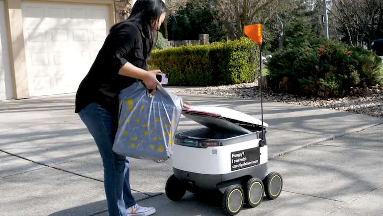 Lucky_California_Pleasanton-Starship_delivery_robots-customer.png